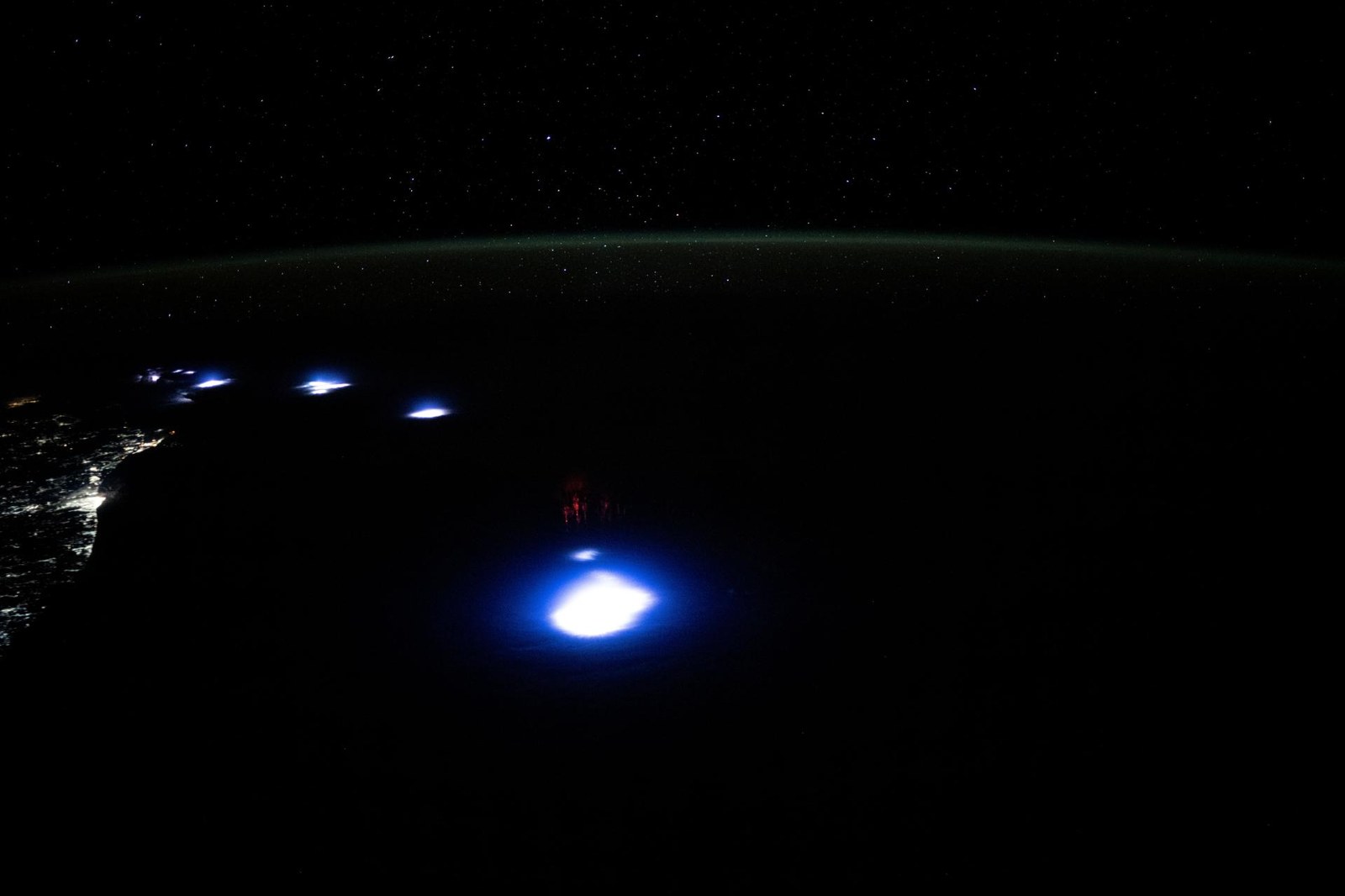 Duendes rojos (sprites) fotografiados desde la Estación Espacial Internacional por el astronauta Matthew Dominick el 3 de junio de 2024, sobre la actividad eléctrica de una tormenta. Imagen: NASA (iss