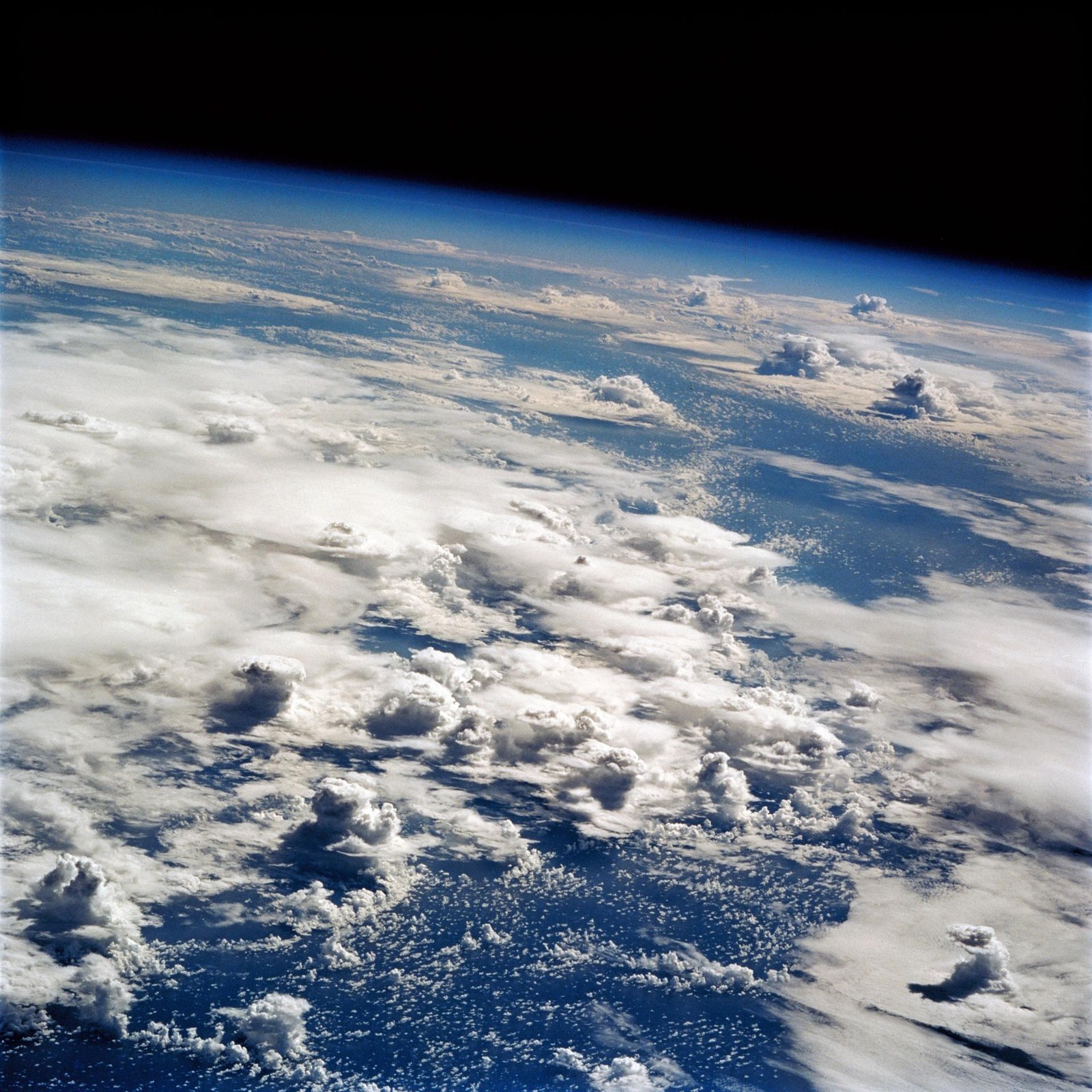 Cumulonimbos sobre el Pacífico, al sureste de Hawái, fotografiados por la tripulación del transbordador espacial Discovery (misión STS-64, septiembre de 1994). La vista oblicua muestra los yunques ext
