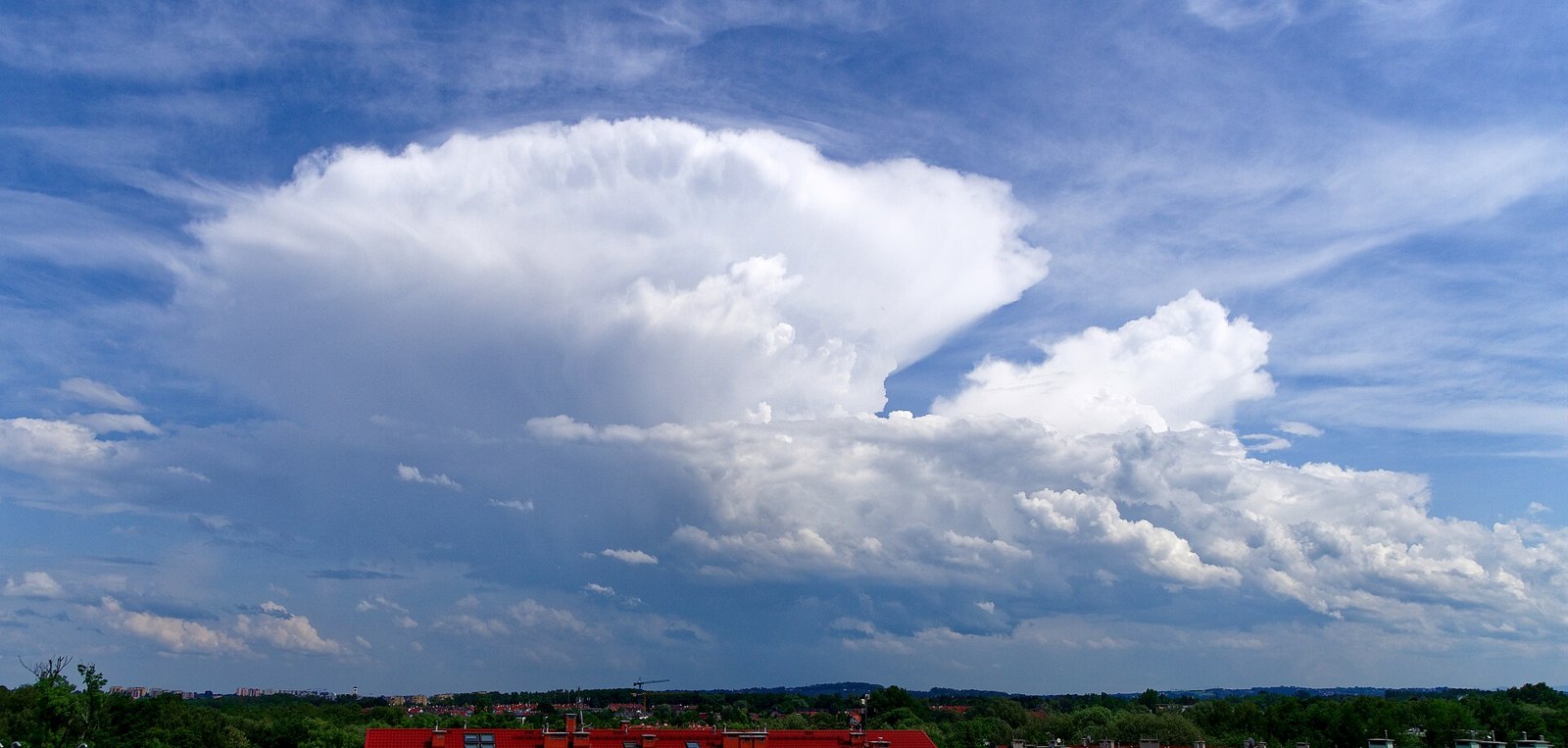 Cumulonimbus incus sobre Cracovia (Polonia), 7 de junio de 2020. Se aprecian las torres convectivas y el yunque extendiéndose a sotavento en la tropopausa. Foto: Jakub Hałun. Licencia CC BY-SA 4.0, ví