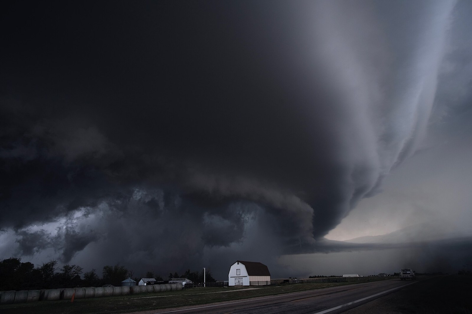 Supercélula sobre Kansas, con una base nubosa organizada y estructura rotatoria
